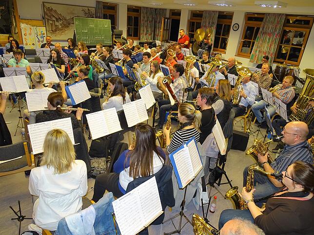 So sieht es aus, wenn die Großen üben: Die Musikkapelle Fürstenberg beim Proben.