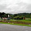 Der Bach zwischen Golfwelt und der Autobahnauffahrt überflutete das benachbarte Gelände, die Golfplätze und lief entlang des ...