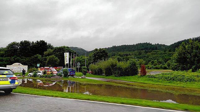 Der Bach zwischen Golfwelt und der Autobahnauffahrt überflutete das benachbarte Gelände, die Golfplätze und lief entlang des ...