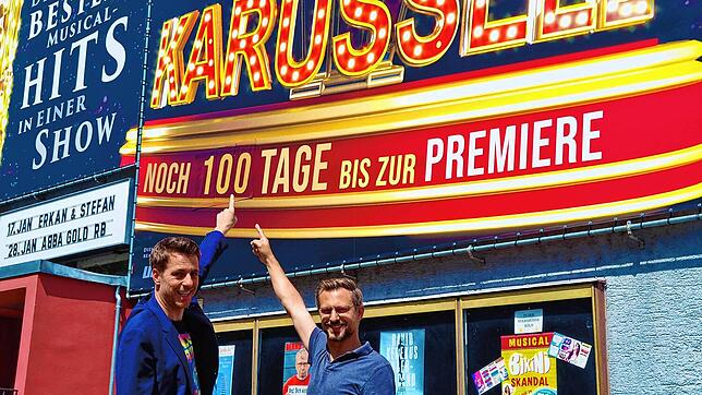 Die Intendanten Jochen Frank Schmidt (links) und Alexander Dieterle zählen die Tage bis zur Premiere. Bild: Gloria-Theater
