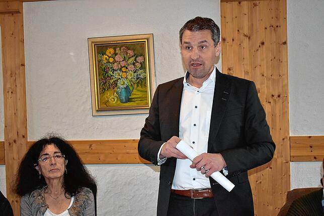 Bürgermeister Tobias Gantert berichtete in der „Ersten-Werktags-Gemeinde“ in Birkendorf über aktuelle Schuldenfreiheit und ...