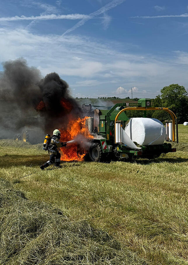 Eine Ballenpresse steht in Anwil im Kanton Basel-Landschaft in Flammen.