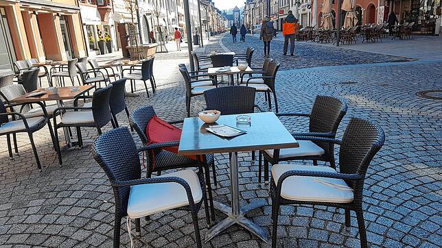 Gestuhlt in weitem Abstand: Cafés und Restaurants &ndash; hier das Café Dammert &ndash; dürfen noch von 8 bis 18 Uhr öffnen.