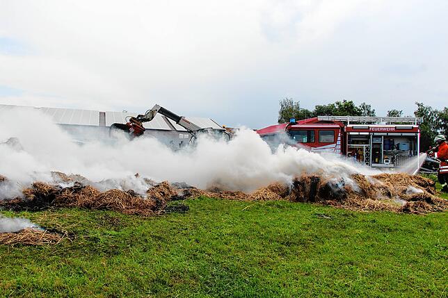 Bild 28: Großeinsatz für die Feuerwehren in Sumpfohren: Ein Gebäude des Hofs Bogenschütz brennt