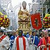 Bei der Prozession in Santeramo werden der Schrein mit den Gebeinen und die Statue des Heiligen Erasmus mitgeführt. Auf dem Archivbild ...