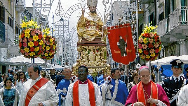 Bei der Prozession in Santeramo werden der Schrein mit den Gebeinen und die Statue des Heiligen Erasmus mitgeführt. Auf dem Archivbild ...