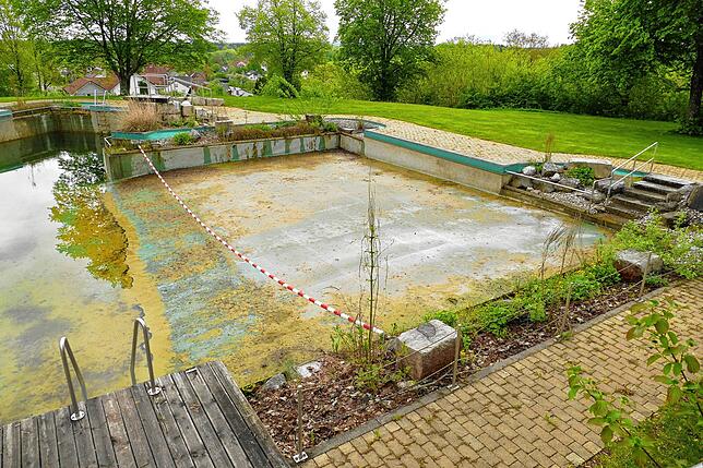 Normalerweise öffnet der Badebetrieb im Naturbad in Leibertingen-Thalheim pünktlich am 1. Mai. Am 6. Mai war das Schwimmbecken noch ...