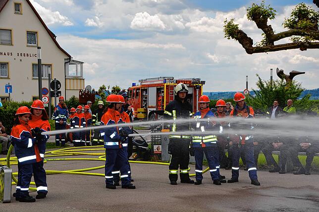 Wie bei einem echten Brand, löschte auch die Jugenfeuerwehr mit viel Wasser die vermeintlich brennende kleine Holzhütte.