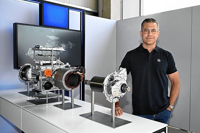 Mathias Miedreich, ZF-Vorstand der Antriebsdivision, steht vor einem Modell der Motoren-Plattform Select. Mit ihr können Autobauer ...
