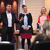 Richard Barisic aus Singen mit Frau Antonella und Moderatorin Janin Ullmann bei der Sendung „Das Ding des Jahres“, die dienstags um ...