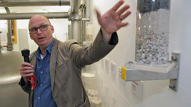 Martin Hauger, Sachgebietsleiter Netz Betrieb bei den Stadtwerken, erklärt die Filtertechnik im Wasserhochbehälter Hammerhalde. Er ist ...