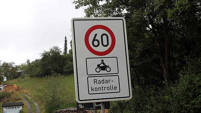 Am Randenauf- und Randenabstieg der B 314 (Bild) zwischen Blumberg-Randen und Epfenhofen weisen Schilder mehrfach die Motorradfahrer auf ...