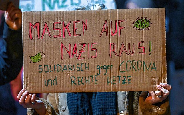 Es gibt auch andere Proteste: Teilnehmer einer Gegendemo sehen eine Unterwanderung der Querdenker-Szene durch Rechtsextreme. Sie fordern ...