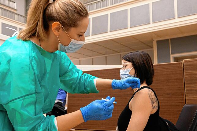Nach wenigen Minuten ist die Impfung selbst vorbei. Hier impft die medizinisch-technische Angestellte Sandra Koslow ihre Patientin ...