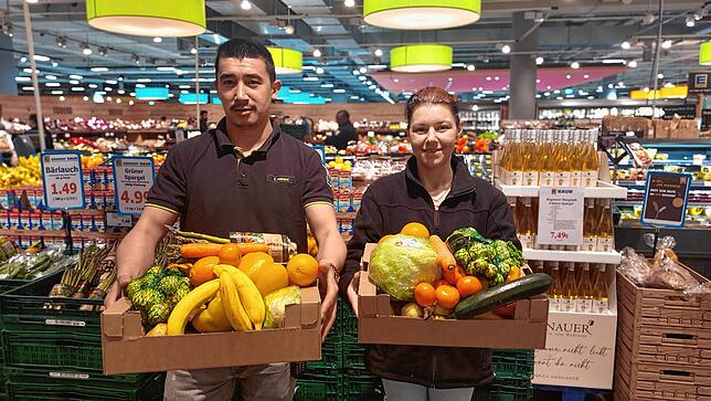 Prall gefüllte Kisten für jeweils 4 Euro.