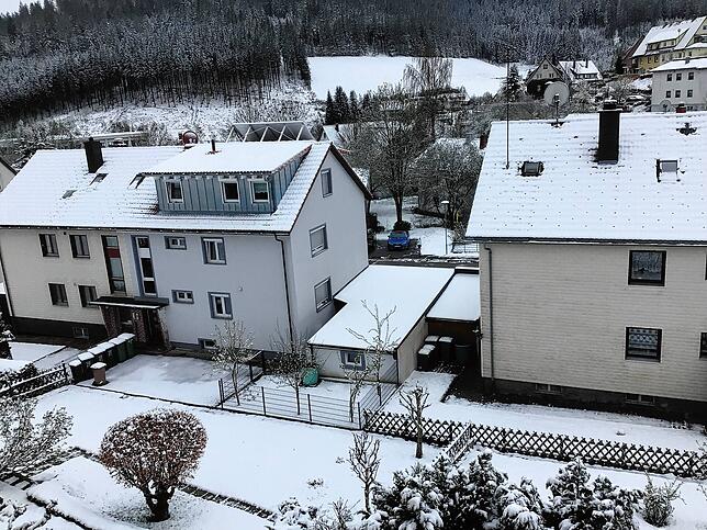 Morgenüberraschung auf 900 Meter Höhe: Der Winter meldet sich zurück.