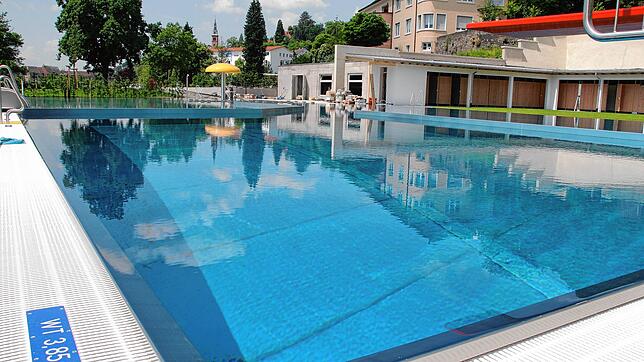 Noch liegt das Wasser im Becken des Laufenburger Gartenstrandbads still. Das Freibad öffnet erstmals am 17. Mai. Werden die nächsten ...