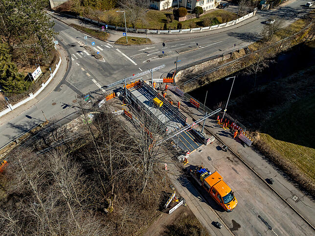 Blick aus der Vogelperspektive auf die mittig aufgesetzte Behelfsbrücke, die die marode Brücke darunter überspannt. Über dieses ...
