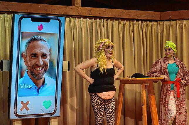 Loh uns mol luege: Die zwei Singles wollen nicht ewig alleine bleiben und testen beim Beautytag auf der Datingplattform, was es für edle ...