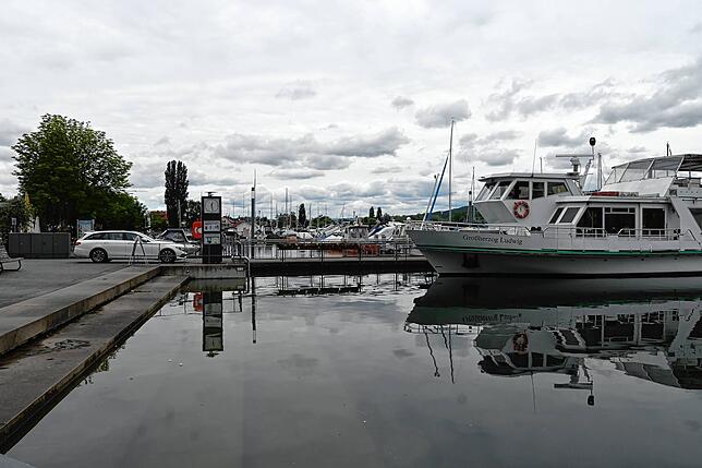 Die MS Großherzog Ludwig bei Hochwasser im Hafen Bodman: Es wirkt, als ob sie direkt an Land weiterfahren könnte.