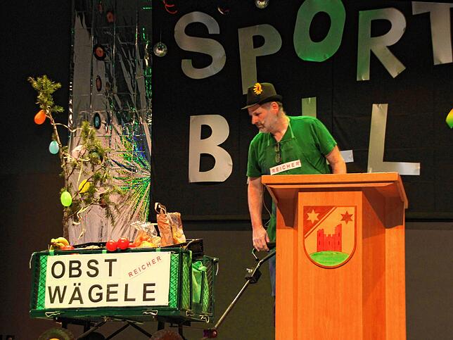 Aus seinem Obstwägele Reicher zieht das Sportlerball-Urgestein Berthold Baumann auch manches Missgeschick und manch lustige Anekdote der ...