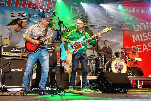 Die Band „Blues Vaccine“ tritt am Freitagabend auf – allerdings vor ganz wenig Zuschauern.
