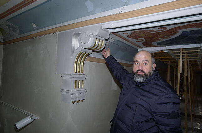 Jede Menge Risse gibt es in der Unterdecke der Kirche in Urnau.
