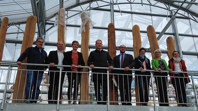 Im neuen Pflanzenhaus stehen (von links) Roland Leitner, Martin Hahn, Friedlinde Gurr-Hirsch, Jan Zeitler, Klaus Hoher, Edith Heppeler, ...