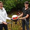 Felix Südland (links) und Tristan Menzel mit der eigenhändig gebauten Drohne. Im weißen Behälter befindet sich der Defibrillator.