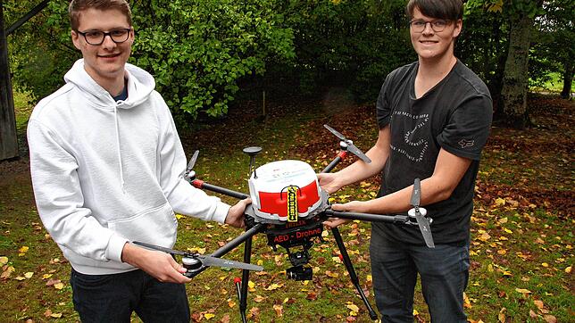 Felix Südland (links) und Tristan Menzel mit der eigenhändig gebauten Drohne. Im weißen Behälter befindet sich der Defibrillator.