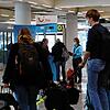 Fluggäste werden im Flughafen von Palma de Mallorca von einer Mitarbeiterin der Reisegesellschaft Tui in Empfang genommen. Die ...