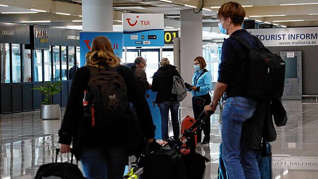 Fluggäste werden im Flughafen von Palma de Mallorca von einer Mitarbeiterin der Reisegesellschaft Tui in Empfang genommen. Die ...