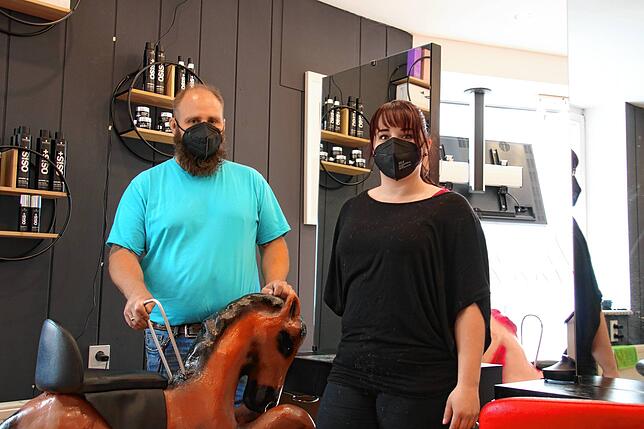Andreas Döring und die Angestellte Jenny Paulsen von der Haarfee vom See.
