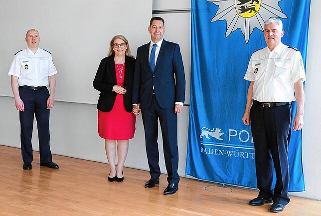 Mathias Bölle mit seiner Frau Petra bei seiner Verabschiedung durch Polizeipräsident Burkhard Metzger und Polizeivizepräsident Frank ...