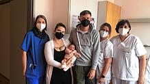 Über das diesjährige Neujahrsbaby im Landkreis Konstanz freuen sich (von links) Hebamme Petra Heidt, Mutter Fabienne Jäck-Frütsche, ...