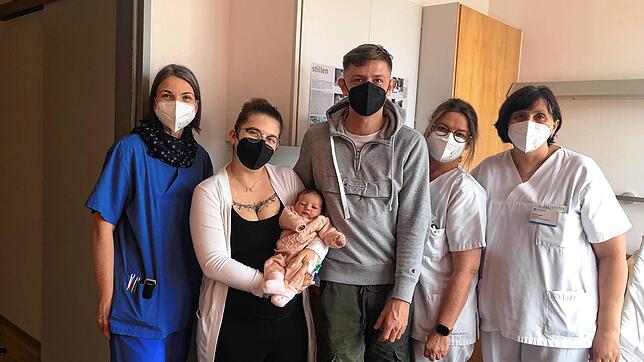 Über das diesjährige Neujahrsbaby im Landkreis Konstanz freuen sich (von links) Hebamme Petra Heidt, Mutter Fabienne Jäck-Frütsche, ...