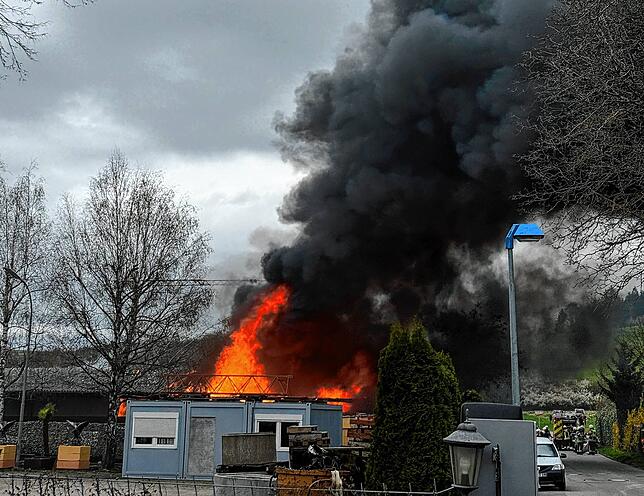 Bild 1: Rauchwolke über dem Hohentwiel: Feuerwehr bekämpft einen Werkstatt-Brand