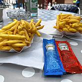Im Engener Erlebnisbad kostet die frittierte Kartoffelschale 3,60 Euro. Auch muss für Ketchup und Mayo 20 Cent mehr ausgegeben werden.