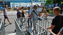 Seit einigen Jahren gibt es beim Hausherrenfest eine Eingangsschleuse von der Bahnhofsunterführung (hier eine Archivaufnahme aus dem ...