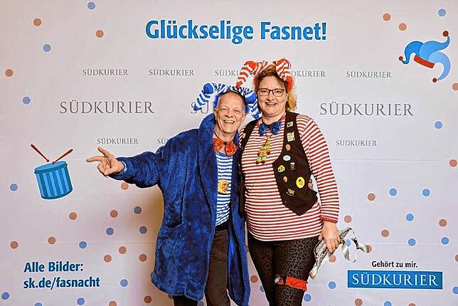 Bild 6: Bilder der SWR-Fasnacht im Konzil: Strahlende Narren vor der SÜDKURIER-VIP-Wand