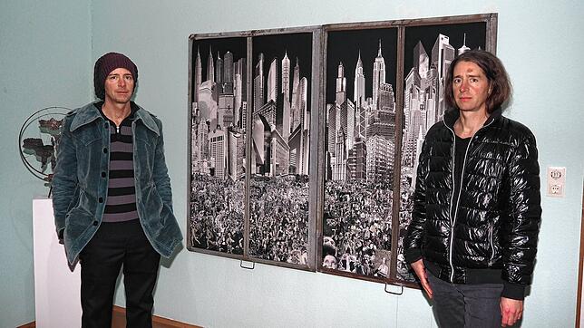 Ralph und Andreas Hilbert vor ihrer Collage &bdquo;auf Erden, Nr. 15&ldquo;.