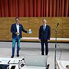 Zur Verabschiedung reichte Bürgermeister Johannes Moser seinem scheidenden Hauptamtsleiter Patrick Stärk ein kleines Präsent im Namen ...