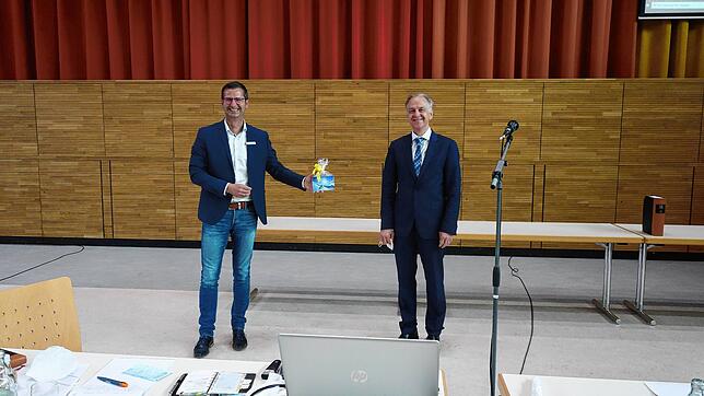 Zur Verabschiedung reichte Bürgermeister Johannes Moser seinem scheidenden Hauptamtsleiter Patrick Stärk ein kleines Präsent im Namen ...