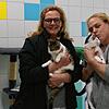 Julia Bierbach, die Leiterin des Tierschutzvereins (links), und Helferin Kerstin Abbad-Boulaajaj schmusen mit zwei Katzen. Doch so viel ...