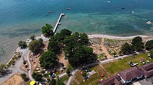 Das Häfler Strandbad im Juli 2025 nach dem Umbau. Statt Ufermauern und Treppen wurde der Seezugang rechts vom Badesteg renaturiert.