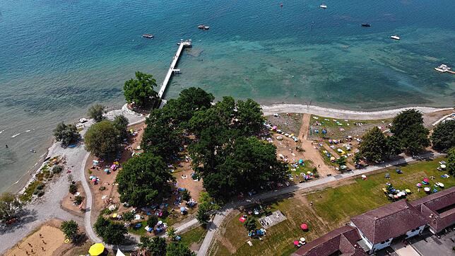 Das Häfler Strandbad im Juli 2025 nach dem Umbau. Statt Ufermauern und Treppen wurde der Seezugang rechts vom Badesteg renaturiert.