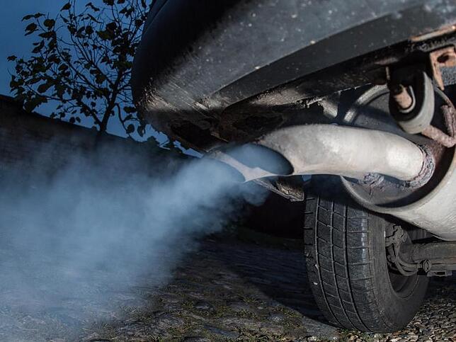 Diesel-Abgase Qualmender Auspuff eines Dieselfahrzeugs: Heute ist jeder zweite Neuwagen in Europa ein Diesel.