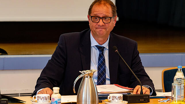 Keinen Grund zum Lachen hat Oberbürgermeister Jürgen Roth in der Sitzung des Gemeinderats am Mittwoch, als er einen Investitionsstau in ...