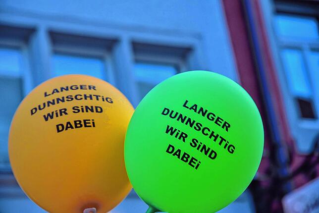Solche Luftballons signalisierten den Kunden, welche Geschäfte bis 21 Uhr geöffnet haben – das näöchste Mal am 3. September.