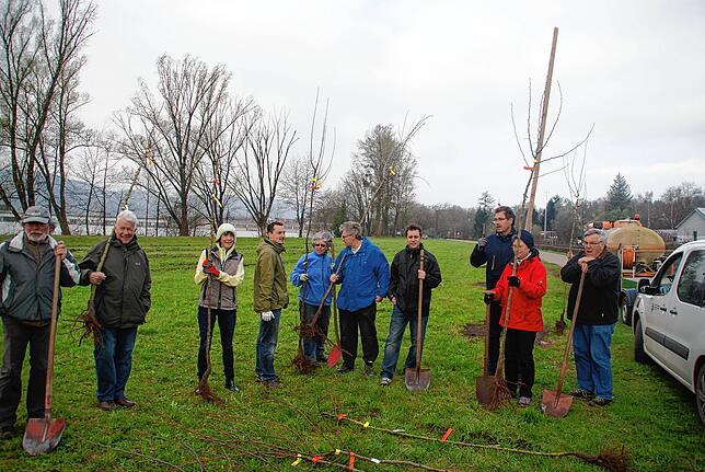 Einsatz für Natur und Umwelt heute: Auf Initiative der Vorsitzenden der BUND-Ortsgruppe Wioletta Koch (Dritte von links) setzten 2018 ...